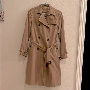 Nice Claup rare vintage Classic belted Tan Trench Coat. Size S/XS